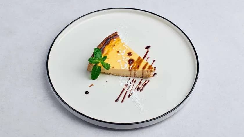 Sernik z sosem czekoladowym