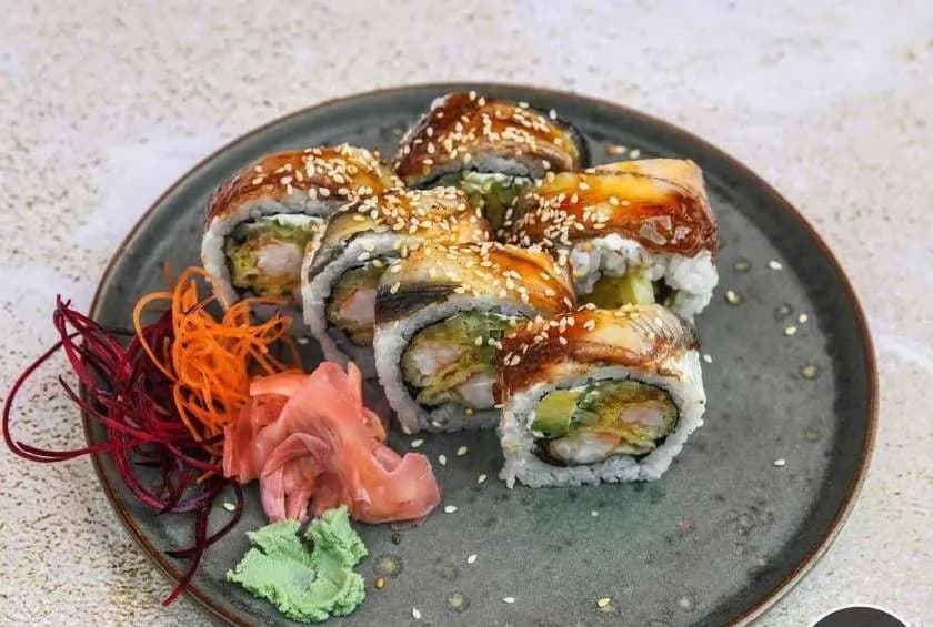 Dragon Krewetka W Tempurze, Ogórek, Awokado Philadelphia, Sezam