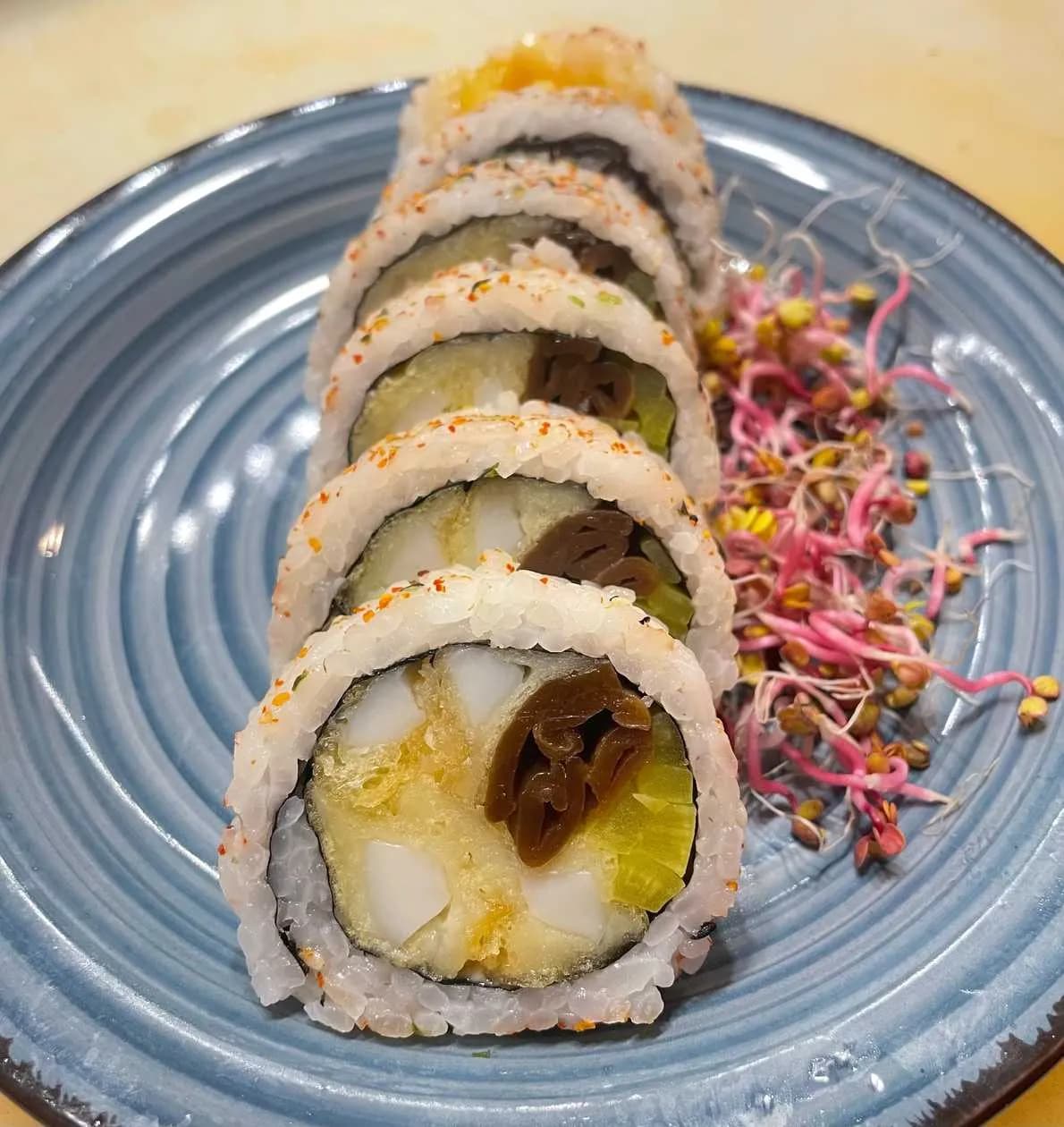 California Kalmar w Tempurze, Spicy Mayo, Oshinko, Kanpyo, Ogórek