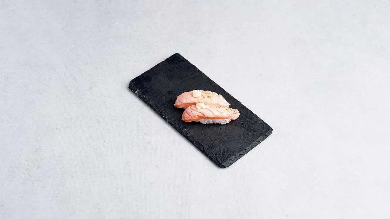 Nigiri z Opalanym Łososiem