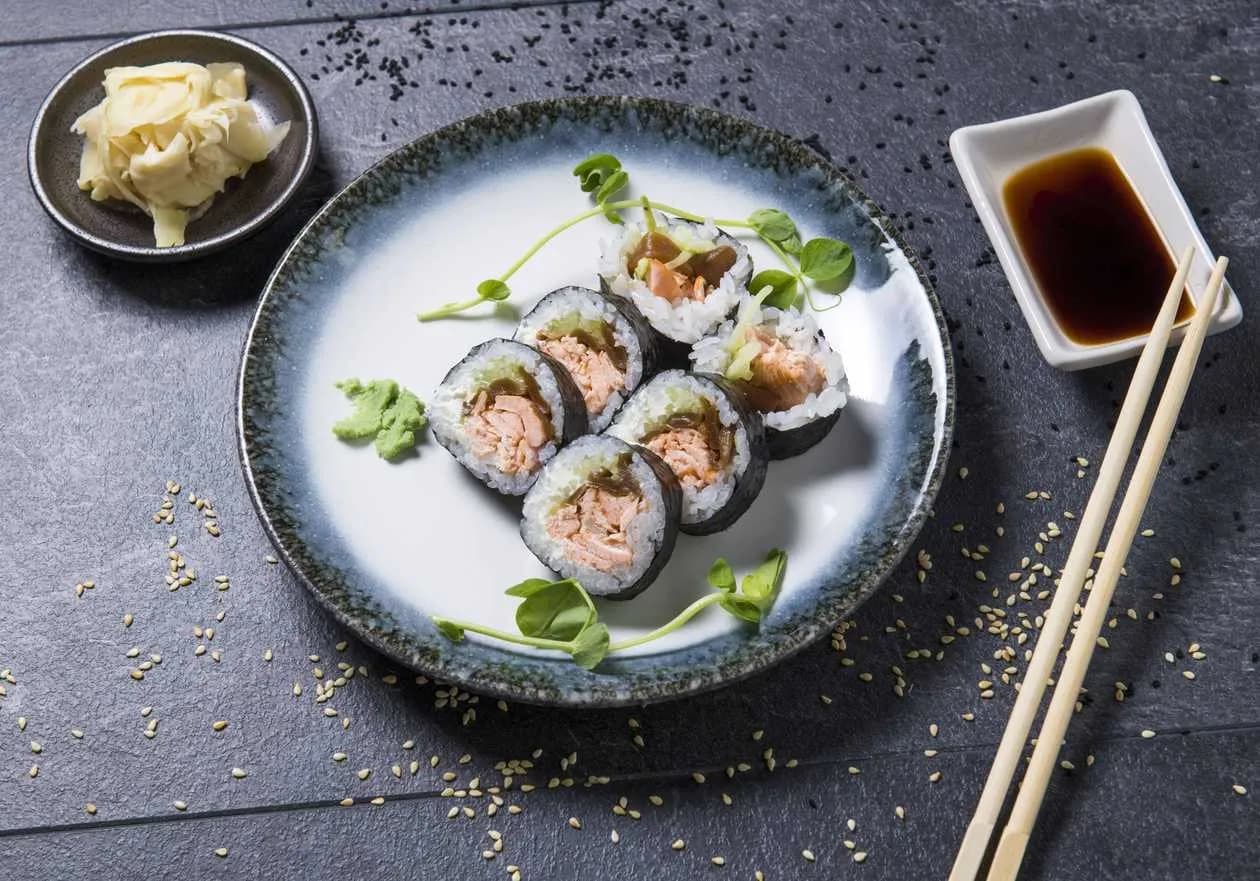 Futomaki Pieczone Łosoś (6 sztuk)