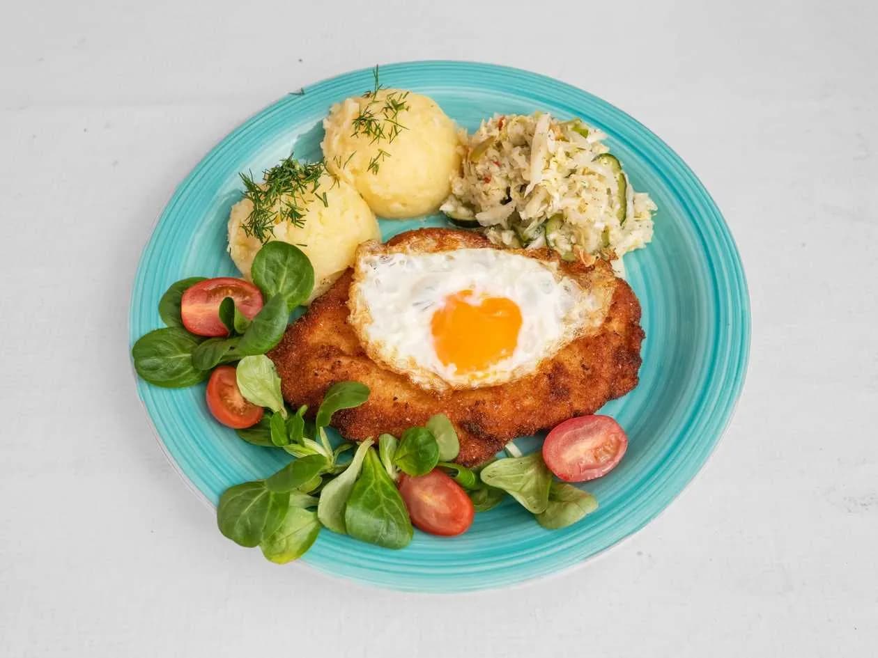 FILET Z KURCZAKA W ZŁOCISTEJ PANIERCE Z JAJEM SADZONYM