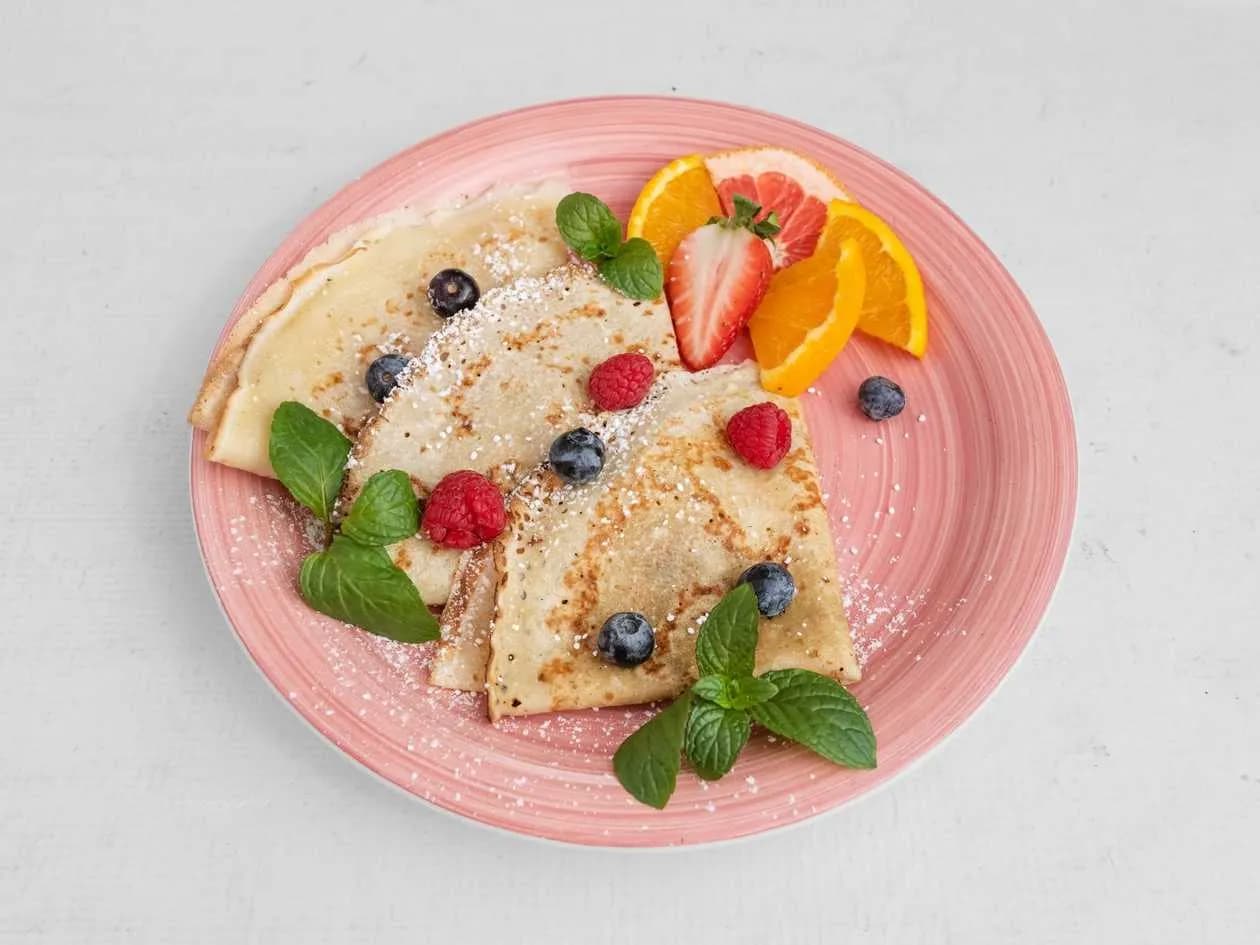 NALEŚNIKI Z BIAŁYM SEREM I KWŚNĄ ŚMIETANĄ