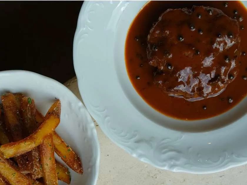 Befsztyk wołowy z frytkami