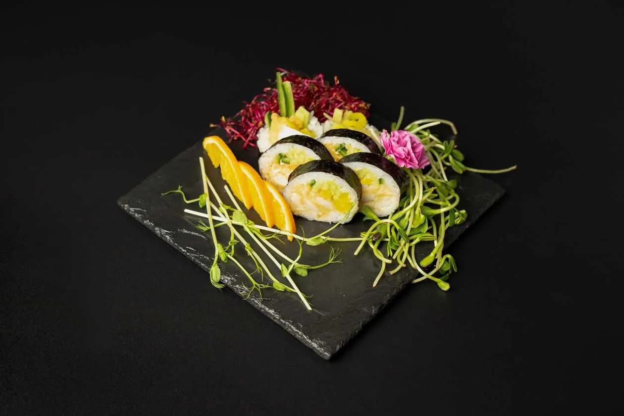 Baked Futomaki calmari in tempura, spicy mayo, oshinko, kanpyo, cucumber, lettuce