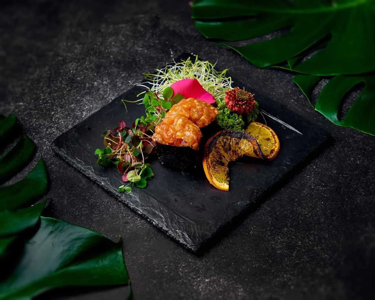 Gunkan salmon tartare