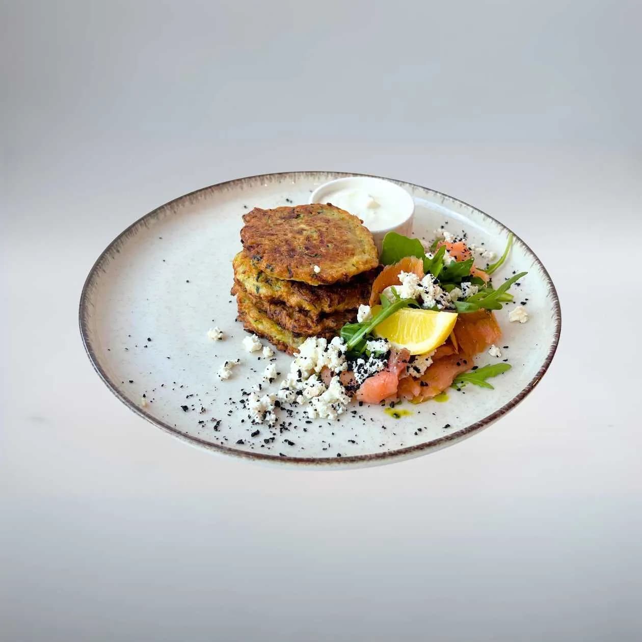 Placki z cukini z łososiem i wędzonym twarogiem