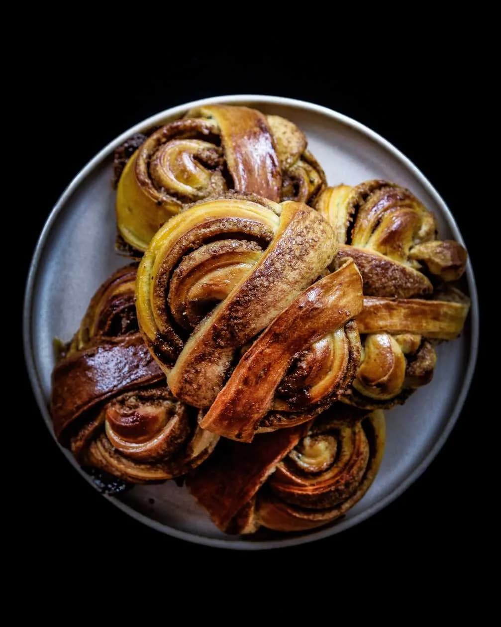 Cardamom Roll with Cardamom Seeds