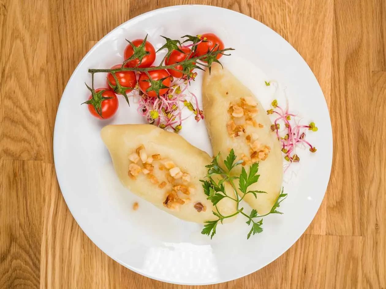 Pyzy z mięsem z okrasą boczek + cebulka