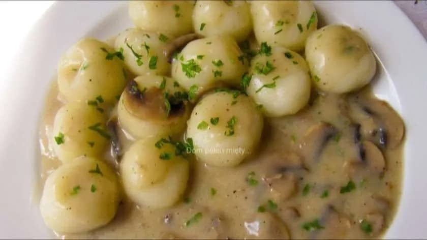 Silesian Dumplings with Champignon Sauce
