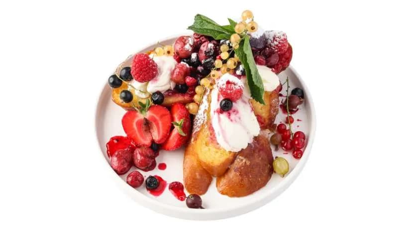 Chałka z mascarpone i owocami leśnymi