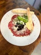 Carpaccio wołowe z oliwkami i parmezanem