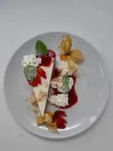 Sernik na korzennym spodzie z musem truskawkowym