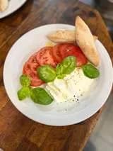 Pomidory z mozarellą i świeżą bazylią