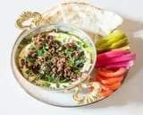 Hummus z wegańskim "mięsem", orzechami i daktylami