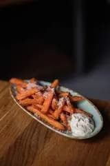 Frytki z batatów z białym sosem truflowym