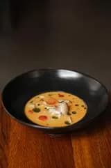 Tom Yum z kurczakiem i krewetkami