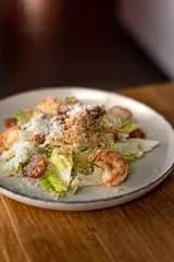 Sałatka Cezar z krewetkami