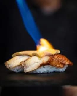 Nigiri węgorz z foie gras i słodkim sosem 2szt