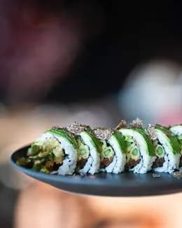 California roll z awokado, szparagami w tempurze oraz truflą