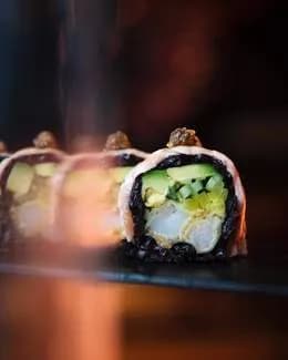 Ebi ten kuromai z krewetką w tempurze i opalanym łososiem