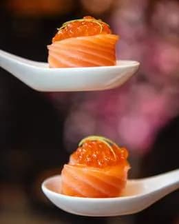 Oyakomaki z kawiorem ikura owinięte w łososia