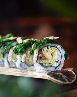 California roll z jarmużem, porem w tempurze