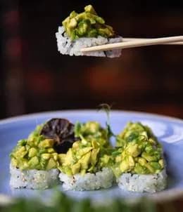 California z tatarem z awokado i porem w tempurze