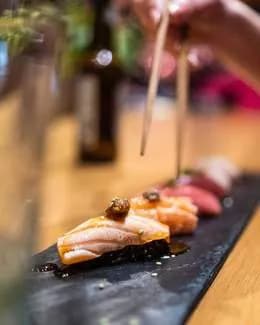 Nigiri kuromai z opalanym łososiem i dresingiem z orzechów 2szt