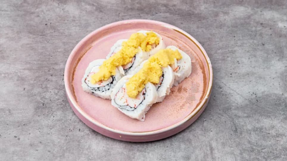 Hot Roll z paluszkiem krabowym, maślana