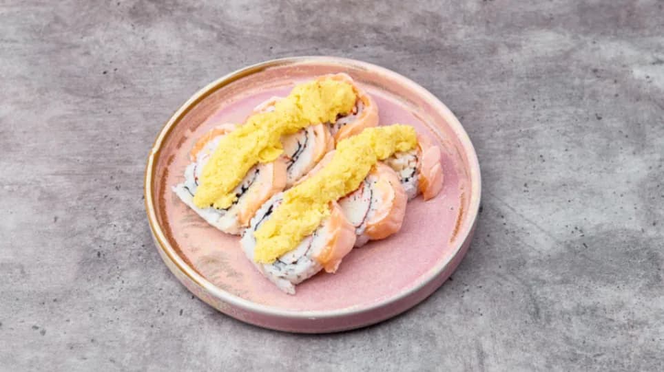 Hot Roll z paluszkiem krabowym, łosoś