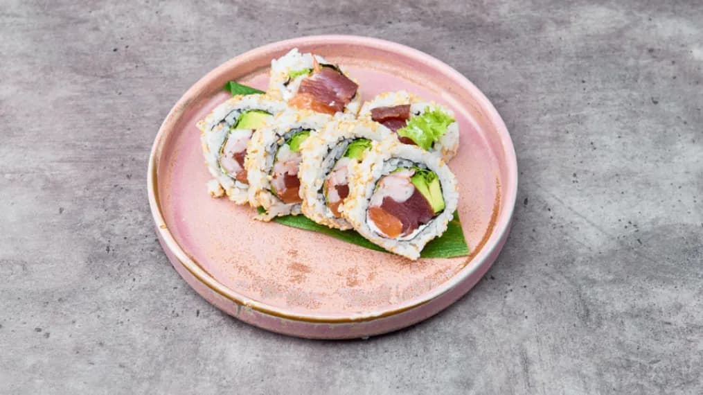 California maki z trzema gatunkami ryb