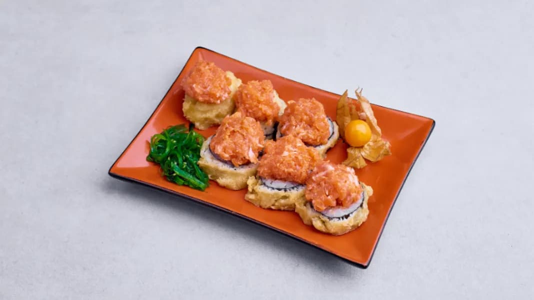 Tatar z łososia w makach w tempurze