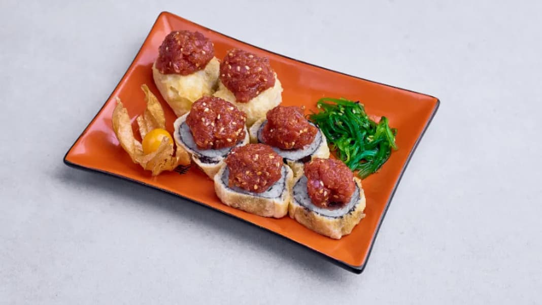 Tatar z tuńczyka w makach w tempurze
