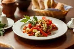 Sałatka ze świeżych warzyw i sera