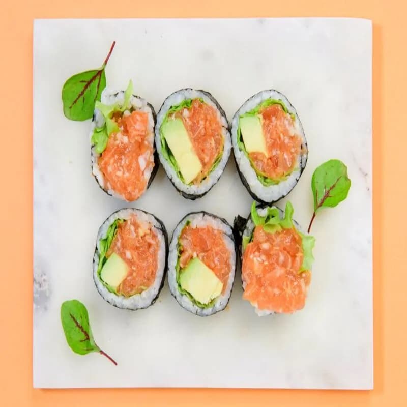 Futomaki tatar z łososia / awokado / sałata 6szt.