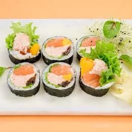 Futomaki łosoś / sałatka krabowa / brzoskwinia / tykwa / mayo 6 szt.