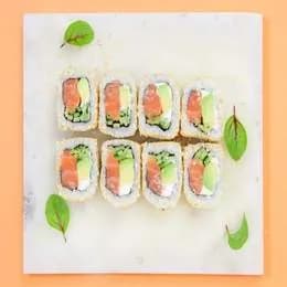 California sezam, w środku: łosoś / ogórek / awokado / serek 8 szt.