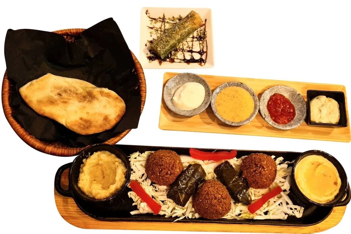 Nr 18- Zestaw Finiqya Nabatiya(Danie + Baklawa pistacjowa)