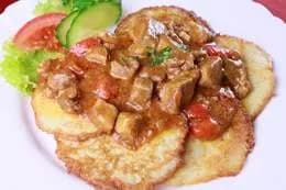 Placki ziemniaczane z gulaszem 5szt