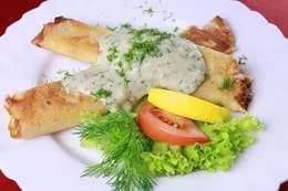 Naleśniki z wędzonym łososiem oraz sosem koperkowym 2szt