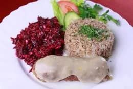 Zraz wołowy zawijany, sos grzybowy