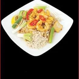 Makaron sojowy lub ryżowy smażony z krewetkami