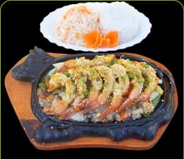 Krewetki Tiger na gorącym półmisku