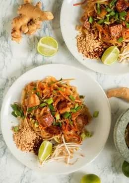 Makaron sojowy lub ryżowy smażony z tofu