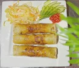 Sajgonki, ryż i surówka