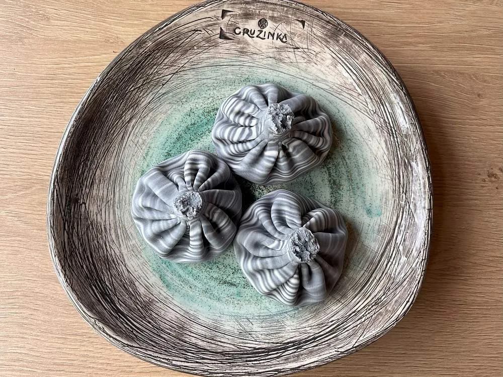 CHINKALI Z PASTĄ Z AWOKADO I ORZECHAMI 3 szt