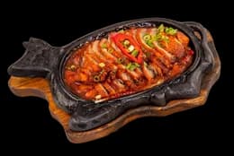 Kaczka po pekińsku na gorącym żeliwie