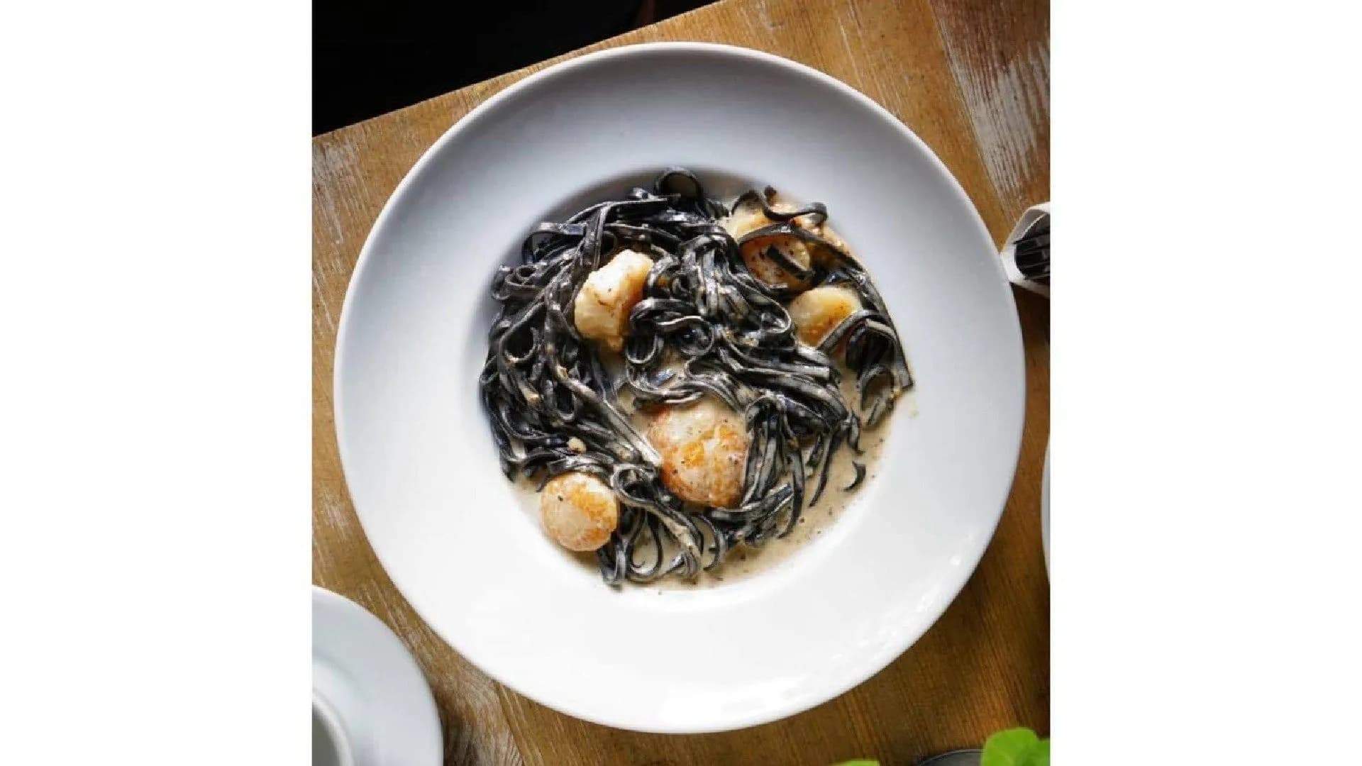 MACZARON z PRZEGRZEBKAMI w SOSIE TRUFLOWYM