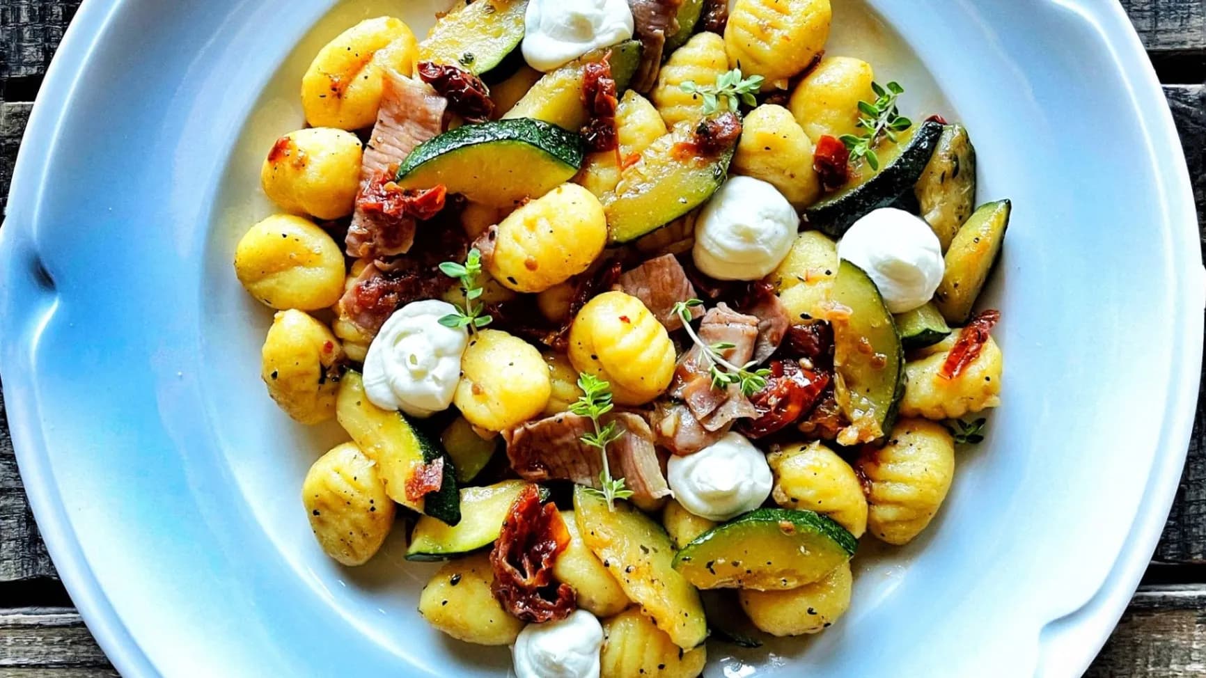 GNOCCHI z CUKINIĄ, SZYNKĄ PARMEŃSKĄ i SEREM KOZIM